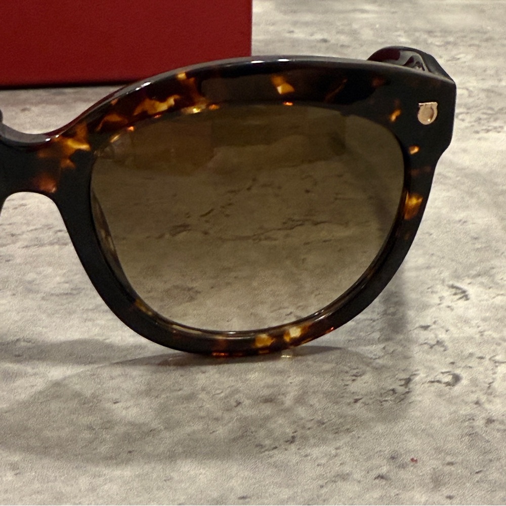 ✨ Salvatore Ferragamo Sunglasses – SFG418 Tortoise/Brown Gradient ✨ NEW! Cat Eye - Picture 5 of 16